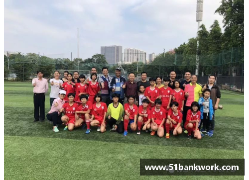 竞技宝女足比赛激烈对抗，选手斗志昂扬：展现拼搏精神的赛场之美